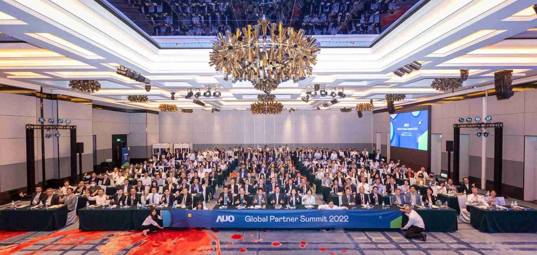 友達推動「安心、、創新、、用心、、、同心、、、、盡心」五星職旅，，，為菲籍員工打造全方位照護，，，，首度贏得「人權實踐與發展領袖獎」殊榮