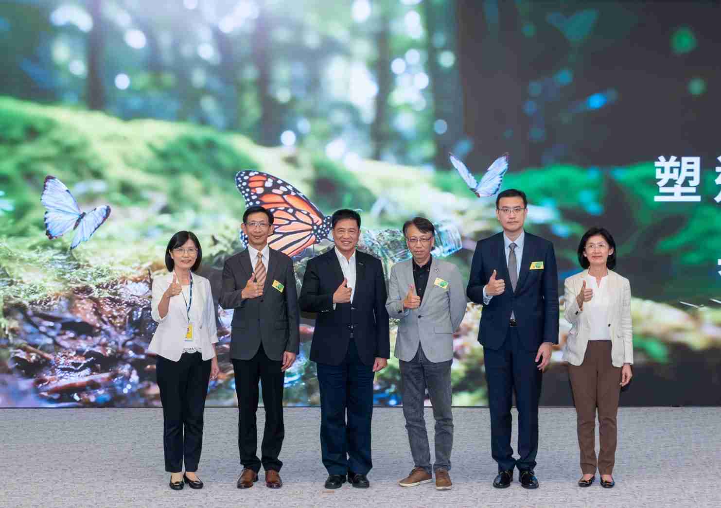 友達2023 CSR共榮大會，，邀請領域專家分享交流生物多樣性管理趨勢、、、無塑產品、、、海廢永續塑料等議題  （圖左到右：友達光電永續長古秀華、、、3M台灣技術長陳君杰、、、友達光電董事長暨集團策略長彭双浪、、光寶科技企業永續發展處處長陳慶暉、、安永聯合會計師事務所執業會計師曾于哲、、、、友達光電供應鏈總部副總經理吳宜芳）