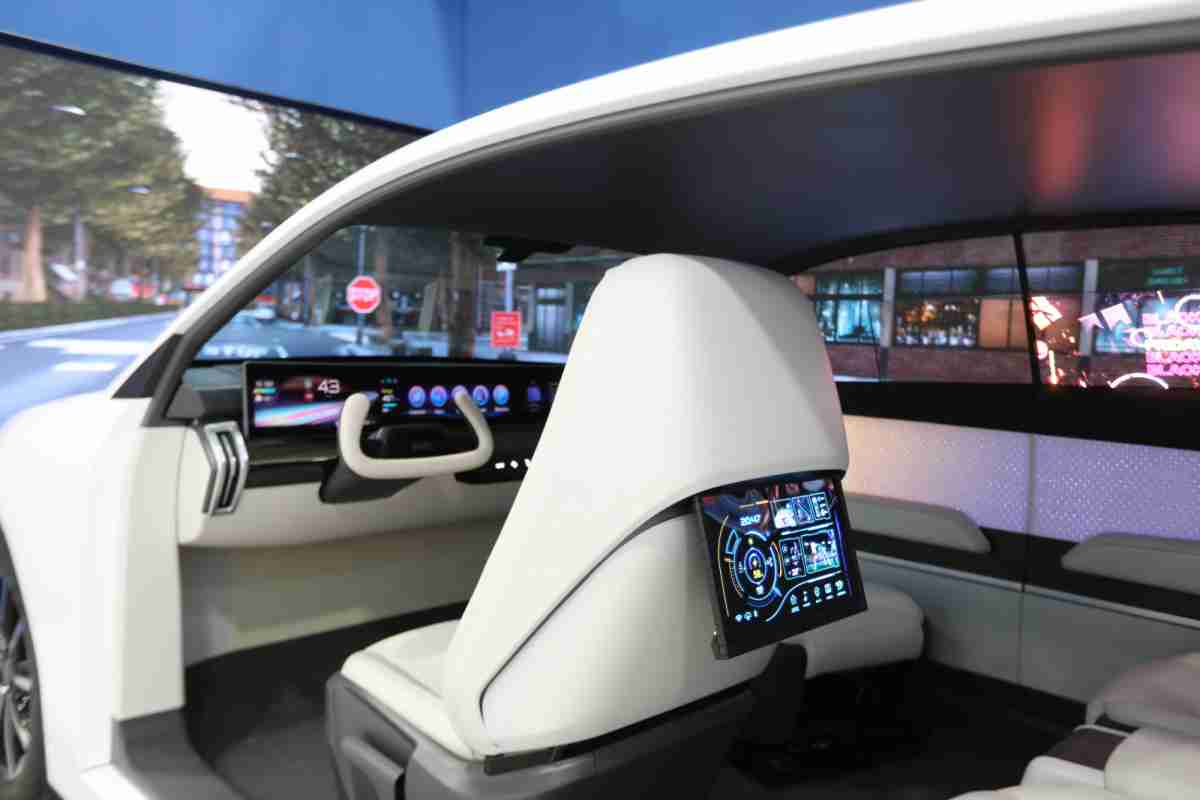 人生就是博的「可卷式后座娱乐显示器」加强后座乘客的感官体验，，并保有个性化设计，，，可依使用偏好进行动态调整。。