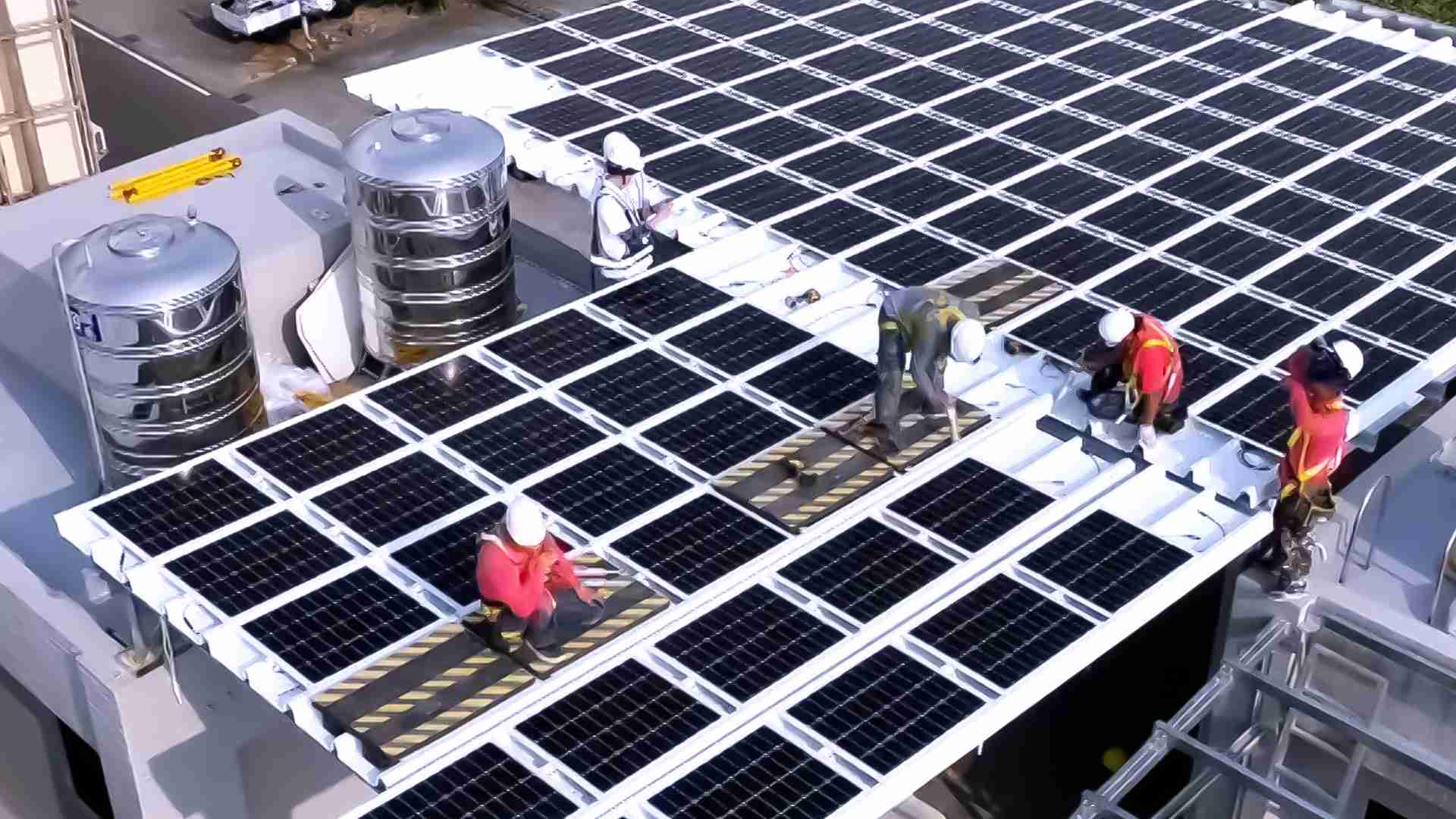 人生就是博着力于替代能源之技术研发，，，如光电浪板的相关制程、、设备与产品，，，其中所开发之光电整合型浪板，，，，减少传统金属支架安装，，更提升耐候度，，，，可广泛运用于多元场域，，，，并辅助建筑达到净零碳排目标