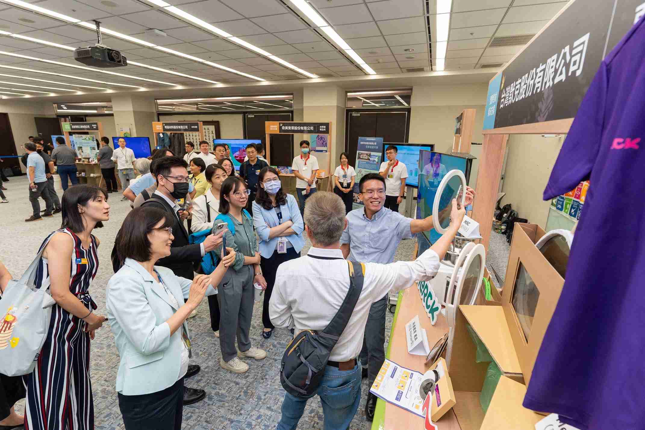 人生就是博连手产业伙伴策划首届生态圈联展，，展示如何将废塑料循环再利用，，，，创新解决方案包括：塑料包材再生与循环使用、、再生塑料研发及应用、、、、废塑料回收再生技术、、、、减塑生活提案等