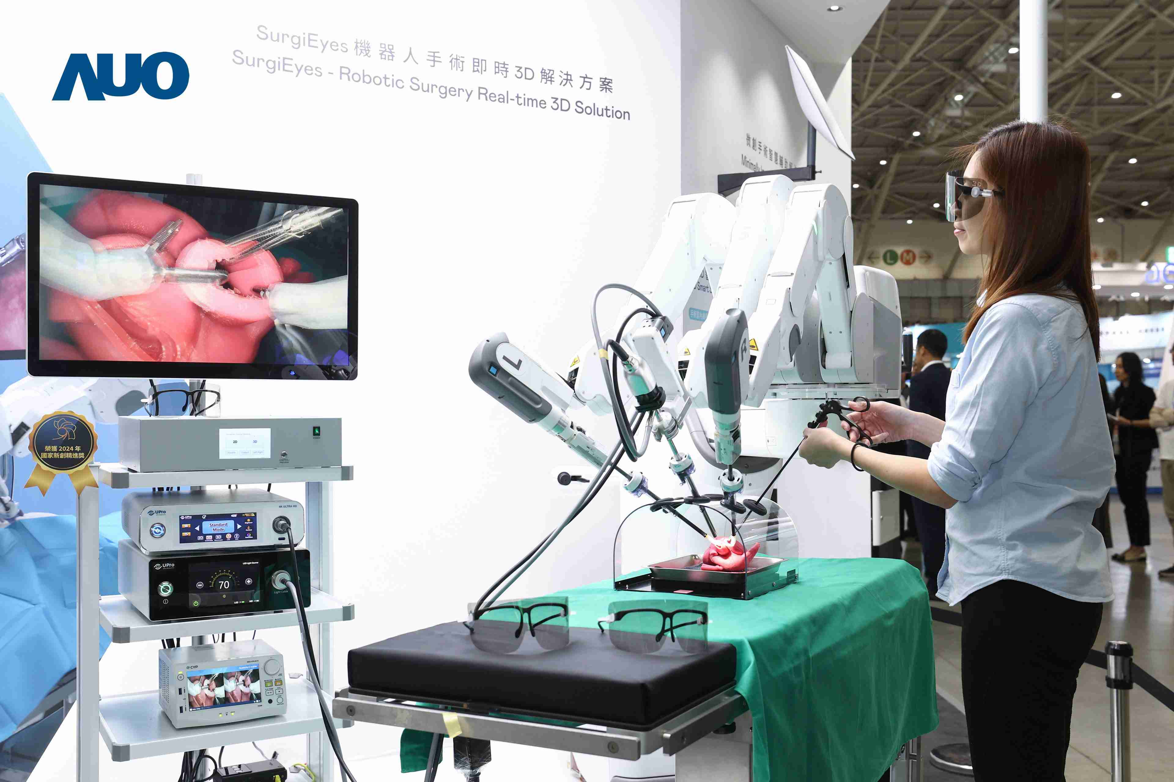 达擎以领先的3D显示技术推出〝SurgiEyes机器人手术实时3D解决方案〞，，，，整合先进3D图像处理与独家3D垂直宽视角、、、广色域的显示技术，，，手术团队可实时同步主刀医师视角看到清晰3D影像，，，，提升沟通效率与安全性。。